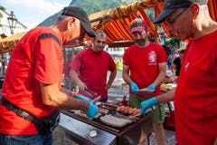 Mitglieder der Turnvereine betreiben die Festwirtschaft. (Bild: Edi Ettlin, Stans, 9. Juli 2018)
