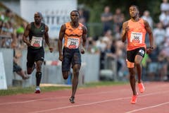 Alonso Edward (Panama, rechts) gewinnt über 200m in 19,90 Sekunden. (Bild: Urs Flüeler / Keystone (Luzern, 9. Juli 2018))
