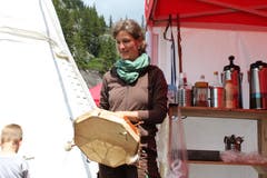 Wenn im Lager etwas Wichtiges ansteht, schlägt Myrta Gisler auf das Indianer-Tambourin. (Bild: Markus Zwyssig (Göscheneralp, 7. Juli 2018))