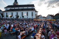 Der Dorfplatz zeigt sich gut gefüllt. (Bild: Edi Ettlin, Stans, 9. Juli 2018)