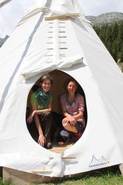 Myrta Gisler (links) und Nadine Bless heissen die Teilnehmer im Tipilager willkommen. (Bild: Markus Zwyssig (Göscheneralp, 7. Juli 2018))