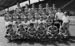 Das Kulttrikot Nummer 1: Das Espen-Team der Saison 1983/84 im Fido-Shirt. Auf dem Bild zu sehen sind Spieler wie Manfred Braschler (hinterste Reihe, 2.v.r.), Beat Rietmann (zweithinterste Reihe, 2. v.r.) und Christian Gross (zweitvorderste Reihe, 2.v.r.) sowie Trainer Helmuth Johannsen (zweitvorderste Reihe, 1.v.r.). (Bild: Keystone)
