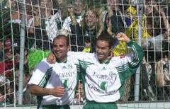 Das Meistershirt des Jahres 2000 - im Bild Giorgio Contini (links) und Jairo. (Bild: Rainer Bolliger).