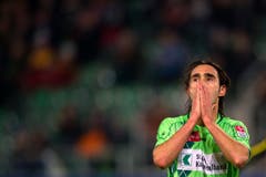 In leuchtstiftgrünen Tenüs stiegen die St.Galler - im Bild Sandro Calabro - im Frühling 2011 in die Challenge League ab. (Bild: Keystone)