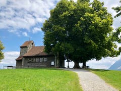 Die Aussicht geniessen auf dem Michelskreuz. (Bild: Regina Sapin)