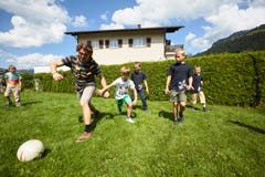 Leiter Munk beim Fussballspiel mit Pfadern. (Bild: Jakob Ineichen, 7. Juli 2018)