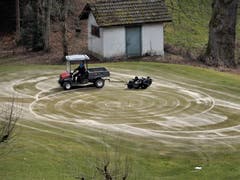 Unschwer zu erkennen, so ein "kreativer Arbeitsgang" auf dem Golfplatz Dietschiberg macht ihm bestimmt sehr viel Spass, oder hat er etwa schon längst die Ausfahrt verpasst ? (Bild: Margrith Imhof-Röthlin)