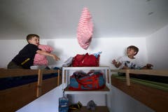 Gian Schöne (links) und Louis Zihlmann liefern sich eine Kissenschlacht. (Bild: Jakob Ineichen, 7. Juli 2018)