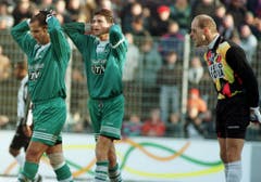 LTV war in den Folgejahren weiterhin dabei - neuer Trikot-Hauptsponsor war nun aber das «St.Galler Tagblatt»: Die Espen Mohammed Mouidi und Heribert Koch im November 1996. (Bild: Keystone)