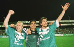 Feiern im «Tagblatt»-Trikot mit freundlicher Unterstützung der Kantonalbank: (v.l.) Wilco Hellinga, Hakan Yakin und Jonathan Vidallé 1998. (Bild: Rainer Bolliger)