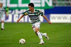 In Querstreifen: Moreno Costanzo im ersten Spiel im neuen St.Galler Stadion im Sommer 2008. (Bild: Urs Jaudas)