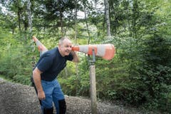 «Der Waldspielparcours soll alle Sinne ansprechen», sagt Werkmeister Peter Frommelt und lauscht durch den Leitkegel den Geräuschen der Natur. (Bild: Ralph Ribi)