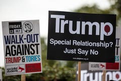 Unter anderem steht darauf: «Geht gegen Trump vor» oder «Trump - spezielle Beziehung? Sagt einfach Nein.» (Bild: Jack Taylor/Getty Images)