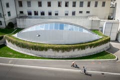 Ein weiteres Werk von Santiago Calatrava in der Stadt St.Gallen: die kantonale Notrufzentrale an der Moosbruggstrasse von 1998. (Bild: Urs Bucher - 13. April 2015)
