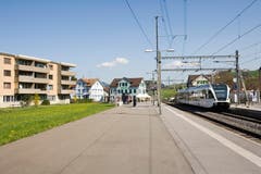 In Zusammenhang mit der ersten Marktplatz-Abstimmung war 2011 die Rede davon, die Calatrava-Halle auf dem Bohl abzubrechen und zu einem späteren Zeitpunkt auf die Wiese links beim Bahnhof Winkeln zu verlegen. (Bild: Urs Jaudas - 28. April 2010)