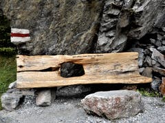 Lichtdurchflutet und ausgestattet mit einer einzigartigen Natur-Klima-Anlage, das wäre doch der "passende Werbe-Gag" für diese Bank im romantischen Brunnital, Unterschächen. (Bild: Margrith Imhof-Röthlin)