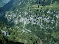 Selbstverständlich gönnten wir uns gestern nach dem traumhaften Aufstieg auf die Alp-Sittlisalp und dem kurzen Besuch bei Mariette & Toni auf der Alp Obsaum im Naturparadies Schächental, anschliessend diese, schon etwas "furchterregende Tal-Seilbahnfahrt". (Bild: Margrith Imhof-Röthlin)