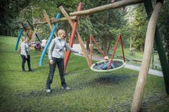 Austoben am Ende des Vitaparcours auf dem Waldspielplatz. (Bild: Ralph Ribi)