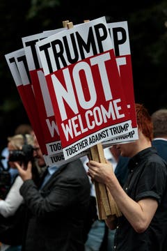 «Trump nicht Willkommen»: Deutliche Worte der Demonstranten. (Bild: Jack Taylor/Getty Images)