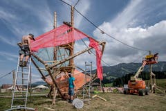Für die Bauten kommen sowohl die menschlichen Fähigkeiten als auch grosse Maschinen zum Einsatz. (Bild: Pius Amrein (Escholzmatt, 12. Juli 2018))