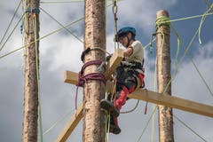 Bei einigen Bauten geht es hoch hinaus. Die Helfer arbeiten gesichert. (Bild: Pius Amrein (Escholzmatt, 12. Juli 2018))