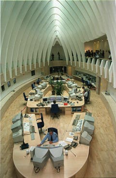 Im Inneren der kantonalen Alarmzentrale. (Bild: Ralph Ribi -