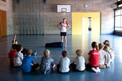 Ferienpass Zug : Kinder von der 2. bis 4. Primarklasse lernen unter den Fachkundigen Augen der Fechterin Manon Emmenegger das Fechten. (Bild: Maria Schmid (Zug, 11. Juli 2018))
