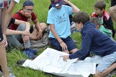 Kinder der Jungwacht Sempach finden heraus, welcher Weg sie in Bischofszell zum Ziel führen wird. (Bild: Jan Hummel/Luca Arnold)