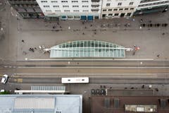 Die Bushaltestelle auf dem Bohl von oben. Bus, Postauto und Trogenerbahn halten in Fahrtrichtung stadtauswärts bei der Calatrava-Wartehalle. (Bilder: Benjamin Manser und Michel Canonica - 2. Mai 2018)