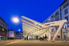 Die Calatrava-Wartehalle beim Einnachten. (Bild: Hanspeter Schiess - 13. April 2015)