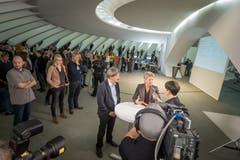 Im Pfalzkeller: Dieser dient unter anderem bei eidgenössischen und kantonalen Wahlen als öffentlicher Treffpunkt und Informationszentrum. Im Bild Paul Rechsteiner (SP) und Karin Keller-Sutter (FDP) bei einem Interview zu den Ständeratswahlen 2015. (Bild: Michel Canonica - 18. Oktober 2015)