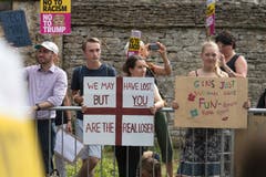 Ein Demonstrantin hält ein Schild mit den Worten «Wir haben zwar verloren, aber DU bist der wahre Verlierer» vor einem Anwesen in Woodstock. (Bild: Matt Cardy/Getty Images)