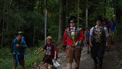 Der Zirkusdirektor auf Wanderung im Berner Jura mit der Jungwacht Meggen. (Bild: Jérôme Baila)