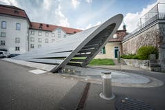 Der ebenfalls von Santiago Calatrava geplante Pfalzkeller entstand 1999. Im Bild der bewegliche Eingang. (Bild: Urs Bucher - 13. April 2015)
