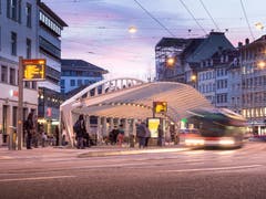Der «Calatrava», wie die Wartehalle auf dem Bohl im Volksmund heisst, hat aufgrund ihrer filigranen Konstruktion viele Fans. (Bild: Hanspeter Schiess - 14. April 2015)