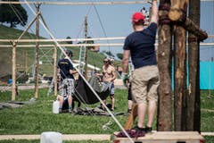 Auch am Boden gibt es für die Helfer viel zu tun. (Bild: Pius Amrein (Escholzmatt, 12. Juli 2018))