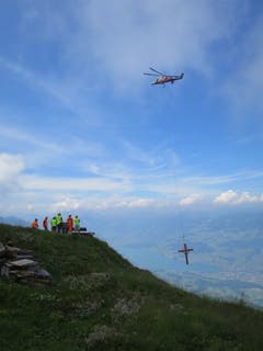 Das Arvikreuz, das dem Sturm Anfang Jahr zum Opfer fiel, ist neu gebaut und nun per Heli auf den Gipfel oberhalb von Kerns geflogen worden. (Bild: PD)