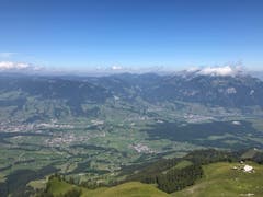 Vom Gipfel auf knapp 2000 Metern über Meer geniesst man eine wunderschöne Aussicht. (Bild: PD)