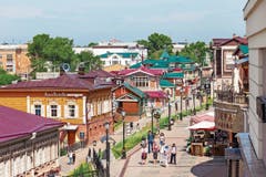 Touristen flanieren und Einheimische gehen hier aus: Das 130. Quartier, das Irktusk sloboda – mit historisch nachempfundenen Holzhäusern. (Bild: Bilder: Getty)