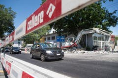 Instandstellung der Torstrasse: Innerstädtische Verkehrsachsen können auch in den Sommerferien für Bauarbeiten nicht einfach stillgelegt werden. Das heisst, dass «unter Verkehr» gearbeitet werden muss. (Bild: Ralph Ribi)