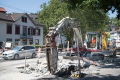 Instandstellung der Torstrasse: Mit dem grossen Bohrer wird eine betonierte Fläche aufgebrochen...