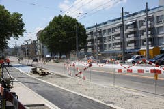 Die Haltestellen werden grosszügiger, als sie bisher waren. Dem Projekt fielen in Fahrtrichtung stadteinwärts einzelne Bäume zum Opfer. Sie werden durch Neupflanzungen ersetzt. (Bild: Reto Voneschen)