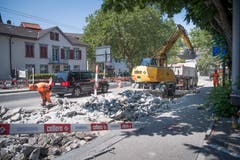 ...und die Betonstücke werden dann abtransportiert. (Bilder: Ralph Ribi)