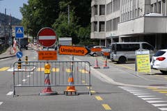 Und bei der Einmündung der Tellstrasse werden die stadtauswärts fahrenden Motorfahrzeuge «abgeführt». Sie umfahren via Tell- und Winkelriedstrasse die Baustelle und kommen auf Höhe Fachhochschule auf die Rosenbergstrasse zurück. (Bild: Reto Voneschen)