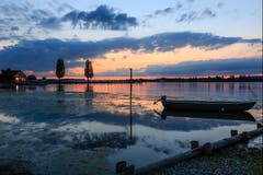 Es lohnt sich nach Sonnenuntergang bis zur blauen Stunde zu warten. Am Bodensee in Ermatingen. (Bild: Roland Hof)
