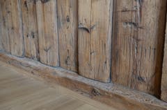 Markierungen lassen vermuten, dass das Haus ab- und wieder aufgebaut wurde.