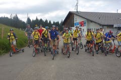 Pfarreilager Neuenkirch in Schüpfheim: Die Teilnehmer nehmen eine rasante Trottinett-Abfahrt nach Sörenberg in Angriff. (Bild: Jolanda Schaller)