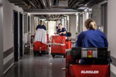 Während der Sommerferien helfen oft junge Leute beim Transportdienst aus. (Bild: Michel Canonica)