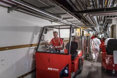Das Mittagessen wird von der Spitalküche auf die Stationen gefahren. (Bild: Michel Canonica)