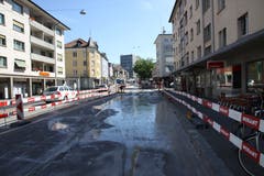 Fernwärme: Auf der Zürcher Strasse in der Lachen sind die Stadtwerke am Werk. Sie verlegen eine Verbindungsleitung für die Fernwärme. Diese Woche wurden die Vorbereitungsarbeiten erledigt, unter anderem...